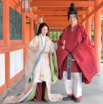 ＮＨＫ大河ドラマ「光る君へ」の役衣装で笑顔を見せる吉高由里子さん（左）と柄本佑さん