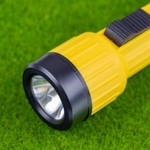ペットボトルと一緒に使うと、ランタンのようにもなる懐中電灯※画像はイメージです（あんみつ姫:stock.adobe.com）