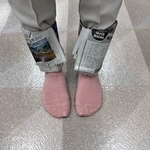 足首に新聞紙を巻くだけで防寒対策に（サクラパックスさん提供）