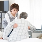 勤務中の髪型は、4割が「短いから結んでいない」　※画像はイメージです（kazoka303030/stock.adobe.com）