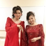 テレビ番組で一緒に「舟唄」を歌った時の八代亜紀さんと、ものまね芸人のりょうさん（提供）
