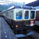湯の山温泉駅に停車中の「つどい」