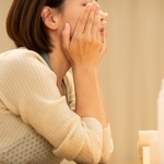 スキンケアをする主婦（japolia/stock.adobe.com）