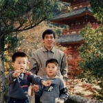 がれきの下から取った数少ない写真の1枚。優しかった父と、仲良しの弟（左下）でピース！（藤本さん提供）