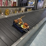 空港で荷物を待っていたら、すごいのが流れてきた（提供：べーたさん）