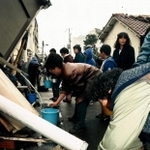 阪神・淡路大震災の際にも水が断水し、復旧までに時間がかかりました（1995年1月18日、神戸市兵庫区にて撮影）