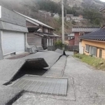 年明けに起きた大地震で石川県珠洲市内の道路が割れた（和田丈太郎さん撮影）