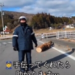 丸太が路上に放置され、困っていた警察官（提供画像）