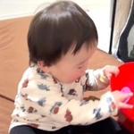 まずはヘルメットにおしゃぶりを入れます（提供：そうまひなた図鑑さん）