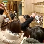 ダッフィーの新商品売り場が大混乱＝東京ディズニーシー（提供動画より）
