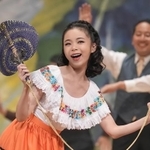 劇中劇『舞台よ！踊れ！』で新曲コペカチータを披露するスズ子（趣里）　(C)NHK