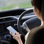 2019年12月の道路交通法改正で、運転中のスマホ利用が厳罰化されました　※画像はイメージです（hanack/stock.adobe.com）