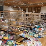 被災当初。10万冊の蔵書が雪崩れ落ちていた＝富山市立図書館提供