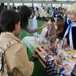漫画の同人誌やオリジナルグッズを販売する参加者＝２０１２年、岡山ドーム
