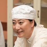ひとり身重の体を抱えて心細いスズ子（趣里）を全力でサポートしてくれる看護師・東（友近）　(C)NHK