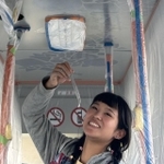 バスの天井に絵を描く佐藤さん