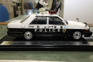 真横から見たセドリックパトカーのプラモデル