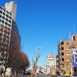 小平駅近くの街並み（photoAC）
