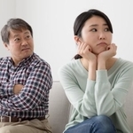 実家暮らしでは「家族に干渉される」といったストレスを抱える人が多いようです　※画像はイメージです（aijiro/stock.adobe.com）