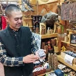 自身がデザインしたアイヌ文様の商品を手にする藤戸さん（北海道釧路市）＝あらいそ提供