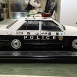 真横から見たセドリックパトカーのプラモデル