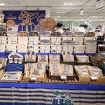 バレンタイン商戦で、チョコレートだけでなく焼き菓子なども並ぶジェイアール京都伊勢丹の売り場（京都市下京区）