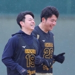 練習中、笑顔を見せる阪神・下村海翔（左）と阪神・椎葉剛（鳴尾浜・2024年1月18日撮影）