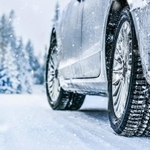 「カーブ走行」や「ブレーキング」にも注意したい雪道での運転　※画像はイメージです（Milan/stock.adobe.com）