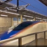 雪降るホームに新幹線が通過、その瞬間…！（提供画像）