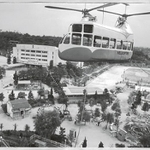 1960年頃に撮影された遊具「大型ヘリコプター塔」（画像提供：京阪電気鉄道株式会社）
