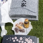 お墓のお供え物　※写真はイメージです（J_News_photo/stock.adobe.com）