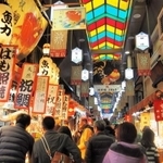「京の台所」と称される錦市場（photoAC）