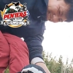 長靴をくわえて脚を叩き続けるガンくん ※イマイケルさんのX動画より抜粋