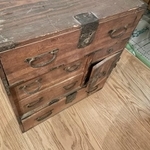 こちらがメルカリで購入した箪笥（安達智さん提供）