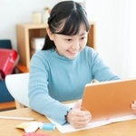 小学校低学年の約6割が「勉強や習い事にタブレットを利用している」　※画像はイメージです（UTS/stock.adobe.com）