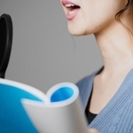 生成AIによって声優の権利が蔑ろにされている（aijiro/stock.adobe.com）