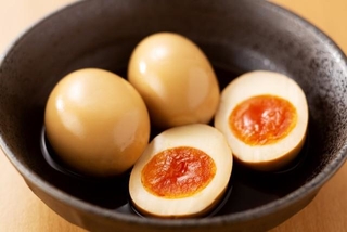 マヨネーズに漬けても美味しい味付け卵※画像はイメージです（ISHI/stock.adobe.com）