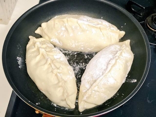今日は大きい餃子の日！（提供：サメに食われるそめこ様）