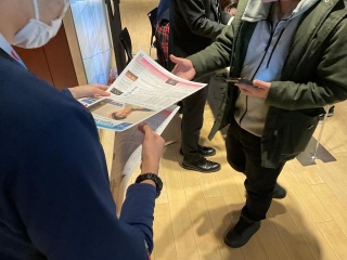 来場者に配布物を配る。これもボランティアの仕事だ