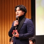 「月」で助演男優賞に輝き、喜びを語る磯村勇斗さん＝大阪市内