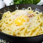 フライパンひとつで簡単和風カルボナーラ　※この画像はAIが作成したイメージで、レシピを調理したものではありません（O/stock.adobe.com）
