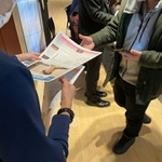 来場者に配布物を配る。これもボランティアの仕事だ