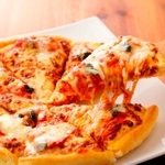 「ピザ」が冷めた時に使える「おいしさが復活する裏技」とは※画像はイメージです（Nishihama/stock.adobe.com）