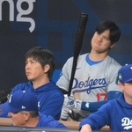 水原一平通訳にとってドジャースでの最後の試合となった20日のパドレス戦で、大谷翔平選手と＝韓国・高尺スカイドーム