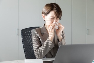 花粉症に起因する労働力低下の経済損失額は、1日あたり「約2340億円」　※画像はイメージです（metamorworks/stock.adobe.com）