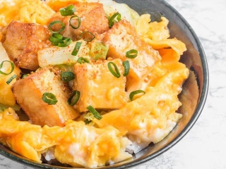 食べ応えのある厚揚げで「厚揚げ卵丼」を作ろう※画像はイメージです（to35ke75/stock.adobe.com）