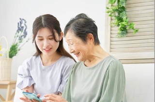 祖母のiPhoneを使いやすく設定しました（siro46/stock.adobe.com）※画像はイメージです
