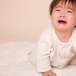 お風呂に入りたいだけなのに…ママの姿が見えず、大泣きする赤ちゃん。どうすればいいの？　写真はイメージです（Paylessimages/stock.adobe.com）