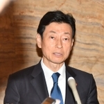 党員資格停止１年の処分を受け、衆議院の正面玄関で会見をする西村康稔氏＝東京都千代田区