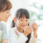 子どもに携帯電話を持たせたきっかけは？　※画像はイメージです（japolia/stock.adobe.com）